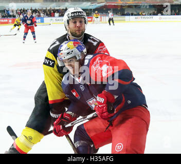 Salzbourg, Autriche. 4ème Oct 2016. De gauche Gian-Andrea RANDEGGER (Berne), Mark FLOOD (Salzburg/CAN), Ligue de hockey Champions ., Red Bull Salzbourg vs SC Berne, Salzburg, Eisarena, Octobre 04, 2016, après la phase de groupes maintenant les 32 équipes européennes jouent dans la première ronde, knock out © Wolfgang Fehrmann/ZUMA/Alamy Fil Live News Banque D'Images