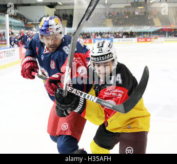 Salzbourg, Autriche. 4ème Oct 2016. De gauche Zdenek KUTLAK (Salzburg/CZ), Marco MUELLER (Berne), Ligue de hockey Champions ., Red Bull Salzbourg vs SC Berne, Salzburg, Eisarena, Octobre 04, 2016, après la phase de groupes maintenant les 32 équipes européennes jouent dans la première ronde, knock out © Wolfgang Fehrmann/ZUMA/Alamy Fil Live News Banque D'Images