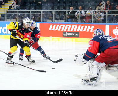 Salzbourg, Autriche. 4ème Oct 2016. peu avant 1:0 pour Berne, de gauche Marco MUELLER (Berne), Mark FLOOD (Salzburg/CAN), Bernhard STARKBAUM (Salzbourg), .Champions Hockey League, Red Bull Salzbourg vs SC Berne, Salzburg, Eisarena, Octobre 04, 2016, après la phase de groupes maintenant les 32 équipes européennes jouent dans la première ronde, knock out © Wolfgang Fehrmann/ZUMA/Alamy Fil Live News Banque D'Images