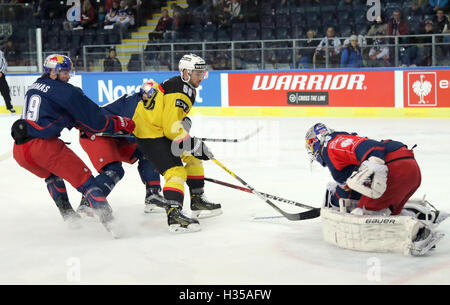 Salzbourg, Autriche. 4ème Oct, 2016. 1:0 Berne, de gauche Bill Thomas (Salzburg/USA), Maxim NOREAU (Berne/CAN), Bernhard STARKBAUM (Salzbourg), .Champions Hockey League, Red Bull Salzbourg vs SC Berne, Salzburg, Eisarena, Octobre 04, 2016, après la phase de groupes maintenant les 32 équipes européennes jouent dans la première ronde, knock out © Wolfgang Fehrmann/ZUMA/Alamy Fil Live News Banque D'Images