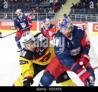 Salzbourg, Autriche. 4ème Oct 2016. De gauche Martin PLUESS (Berne), Bill Thomas (Salzburg/USA), .Champions Hockey League, Red Bull Salzbourg vs SC Berne, Salzburg, Eisarena, Octobre 04, 2016, après la phase de groupes maintenant les 32 équipes européennes jouent dans la première ronde, knock out © Wolfgang Fehrmann/ZUMA/Alamy Fil Live News Banque D'Images