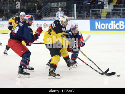 Salzbourg, Autriche. 4ème Oct 2016. De gauche Bill Thomas (Salzburg/USA), Maxim NOREAU (Berne/CAN), Zdenek KUTLAK (Salzbourg), .Champions Hockey League, Red Bull Salzbourg vs SC Berne, Salzburg, Eisarena, Octobre 04, 2016, après la phase de groupes maintenant les 32 équipes européennes jouent dans la première ronde, knock out © Wolfgang Fehrmann/ZUMA/Alamy Fil Live News Banque D'Images