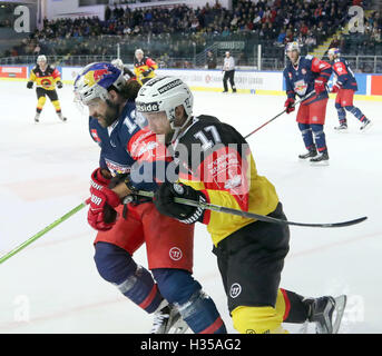 Salzbourg, Autriche. 4ème Oct 2016. De gauche Michael SCHIECHL (Salzbourg), Gian-Andrea RANDEGGER (Berne), Ligue de hockey Champions ., Red Bull Salzbourg vs SC Berne, Salzburg, Eisarena, Octobre 04, 2016, après la phase de groupes maintenant les 32 équipes européennes jouent dans la première ronde, knock out © Wolfgang Fehrmann/ZUMA/Alamy Fil Live News Banque D'Images