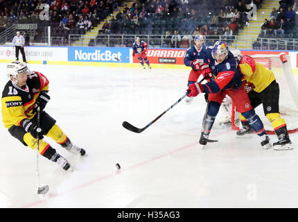 Salzbourg, Autriche. 4ème Oct 2016. De gauche Ryan LASCH (Berne/USA), Alexander PALLESTRANG (Salzbourg), .Champions Hockey League, Red Bull Salzbourg vs SC Berne, Salzburg, Eisarena, Octobre 04, 2016, après la phase de groupes maintenant les 32 équipes européennes jouent dans la première ronde, knock out © Wolfgang Fehrmann/ZUMA/Alamy Fil Live News Banque D'Images