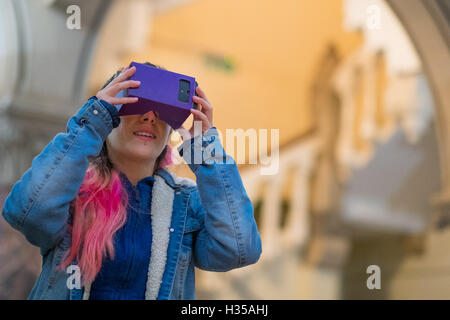 Aberystwyth, Pays de Galles, Royaume-Uni. 5 octobre, 2016. Les visiteurs de l'Université d'Aberystwyth en prenant un tour de réalité virtuelle de la surface de la planète Mars , dans le cadre de la Semaine mondiale de l'espace (4-10 octobre 2016) mis en place par une déclaration des Nations Unies en 1999, la Semaine mondiale de l'espace est devenu le plus grand événement de l'espace public sur la terre. Plus de 1 800 événements dans 73 pays célébrer les avantages de l'espace et l'excitation de l'exploration spatiale Crédit photo : Keith Morris / Alamy Live News Banque D'Images