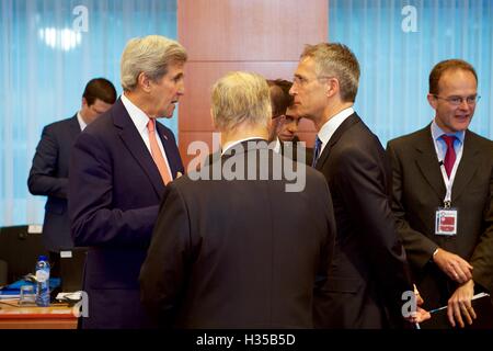 Région de Bruxelles Capitale, Belgique. 05 Oct, 2016. Le secrétaire d'Etat américain John Kerry s'entretient avec le Secrétaire général de l'OTAN, Jens Stoltenberg à la Commission européenne, bâtiment Justus Lipsius à Bruxelles, Belgique, avant le début d'une conférence pour les Afghans, le 5 octobre 2016. Département d'état de crédit Document/Gado/Alamy Live News. Banque D'Images