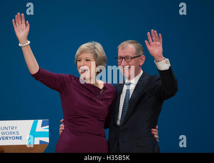 Birmingham. 5ème Oct, 2016. Le Premier ministre britannique Theresa May (L) et son mari Philip salue le public après son discours sur la dernière journée du congrès du parti conservateur à Birmingham, Grande-Bretagne, le 5 octobre 2016. Le Premier ministre britannique Theresa peut fermé la conférence annuelle du parti conservateur à Birmingham Mercredi, disant son parti est d'occuper le centre du terrain dans la politique. Source : Xinhua/Alamy Live News Banque D'Images