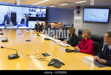 Washington, District de Columbia, Etats-Unis. 5ème Oct, 2016. Le président des États-Unis, Barack Obama fait une déclaration après avoir reçu un briefing sur l'Ouragan Matthew à la Federal Emergency Management Agency (FEMA). Crédit : Chris Kleponis/Piscine/CNP/ZUMA/Alamy Fil Live News Banque D'Images