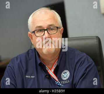 Washington DC, USA. 5 octobre, 2016. Federal Emergency Management Agency (FEMA) Administrator Craig Fugate écoute après une réunion de travail au siège de la FEMA à Washington DC, le 5 octobre 2016. Credit : MediaPunch Inc/Alamy Live News Banque D'Images