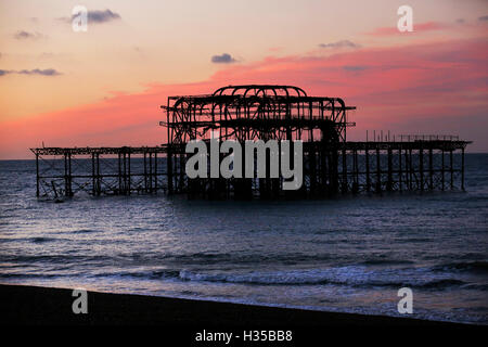 Brighton, UK. 5 octobre, 2016. Lever du soleil derrière la jetée Ouest à Brighton, Royaume-Uni, le mercredi 5 octobre 2016. L'embarcadère célèbre le 150e anniversaire de l'ouverture demain (jeudi 6 octobre).La jetée a pris près de trois ans pour construire et a été conçu et engineed par Eugenius Birch. Le coût d'origine en 1866 était de £27 000. Credit : Luke MacGregor/Alamy Live News Banque D'Images