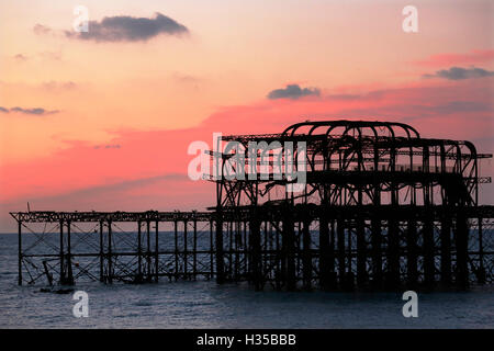 Brighton, UK. 5 octobre, 2016. Lever du soleil derrière la jetée Ouest à Brighton, Royaume-Uni, le mercredi 5 octobre 2016. L'embarcadère célèbre le 150e anniversaire de l'ouverture demain (jeudi 6 octobre). La jetée a pris près de trois ans pour construire et a été conçu et engineed par Eugenius Birch. Le coût d'origine en 1866 était de £27 000. Credit : Luke MacGregor/Alamy Live News Banque D'Images