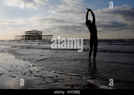 Brighton, UK. 5 octobre, 2016. Un nageur exercices après une baignade près de la jetée Ouest à Brighton, Royaume-Uni, le mercredi 5 octobre 2016. L'embarcadère célèbre le 150e anniversaire de l'ouverture demain (jeudi 6 octobre). La jetée a pris près de trois ans pour construire et a été conçu et engineed par Eugenius Birch. Le coût d'origine en 1866 était de £27 000. Credit : Luke MacGregor/Alamy Live News Banque D'Images