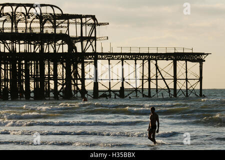 Brighton, UK. 5 octobre, 2016. Un nageur quitte la mer après une baignade près de la jetée Ouest à Brighton, Royaume-Uni, le mercredi 5 octobre 2016. L'embarcadère célèbre le 150e anniversaire de l'ouverture demain (jeudi 6 octobre). La jetée a pris près de trois ans pour construire et a été conçu et engineed par Eugenius Birch. Le coût d'origine en 1866 était de £27 000. Credit : Luke MacGregor/Alamy Live News Banque D'Images