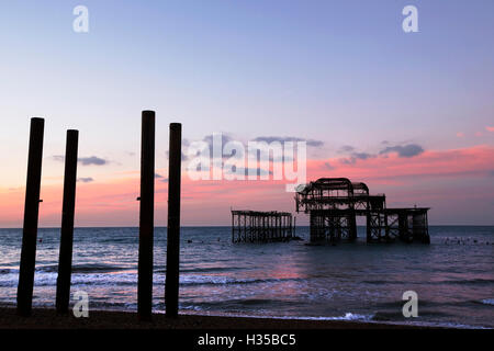 Brighton, UK. 5 octobre, 2016. Lever du soleil derrière la jetée Ouest à Brighton, Royaume-Uni, le mercredi 5 octobre 2016. L'embarcadère célèbre le 150e anniversaire de l'ouverture demain (jeudi 6 octobre). La jetée a pris près de trois ans pour construire et a été conçu et engineed par Eugenius Birch. Le coût d'origine en 1866 était de £27 000. Credit : Luke MacGregor/Alamy Live News Banque D'Images