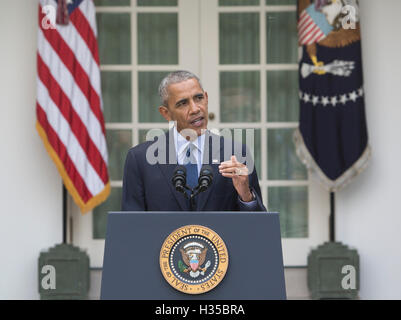 Le président des États-Unis, Barack Obama fait une déclaration sur la ratification de l'Accord de Paris qui traite de l'atténuation des émissions de gaz à effet de serre, l'adaptation et le financement à partir de l'an 2020 au sein de la Convention-cadre des Nations Unies sur le Cl Banque D'Images