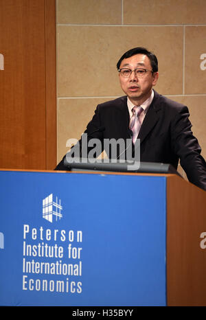 Washington, DC, USA. 5ème Oct, 2016. Fonds monétaire international (FMI) Directeur général adjoint Zhang Tao parle au Peterson Institute for International Economics à Washington, DC, États-Unis, le 5 octobre 2016. L'inclusion de la Chine historique en Renminbi le droit de tirage spécial (DTS) panier du Fonds monétaire international (FMI) a signification plus profonde de la Chine et de l'économie mondiale, a déclaré Zhang Tao, directeur général adjoint du FMI, le mercredi. © Yin Bogu/Xinhua/Alamy Live News Banque D'Images