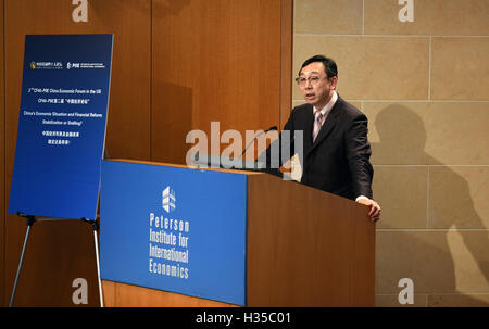 Washington, DC, USA. 5ème Oct, 2016. Fonds monétaire international (FMI) Directeur général adjoint Zhang Tao parle au Peterson Institute for International Economics à Washington, DC, États-Unis, le 5 octobre 2016. L'inclusion de la Chine historique en Renminbi le droit de tirage spécial (DTS) panier du Fonds monétaire international (FMI) a signification plus profonde de la Chine et de l'économie mondiale, a déclaré Zhang Tao, directeur général adjoint du FMI, le mercredi. © Yin Bogu/Xinhua/Alamy Live News Banque D'Images