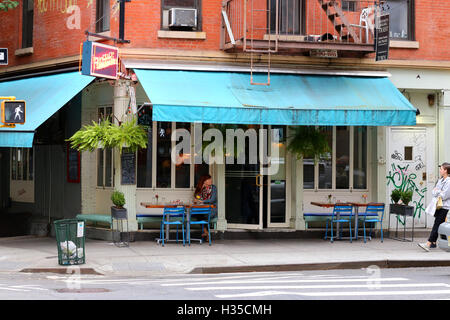 Rintintin, 14 Spring St, New York, NY devanture extérieure d'un restaurant et café avec terrasse dans le quartier de Nolita à Manhattan. Banque D'Images