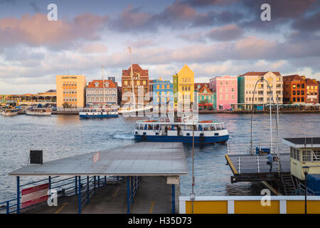 Avis de Tourist ferry terminal et les bâtiments coloniaux néerlandais, l'UNESCO, Willemstad, Curaçao, Petites Antilles, Caraïbes Banque D'Images