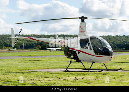 Robinson R22 BETA II hélicoptère à Wellesbourne Airfield, Warwickshire, UK (G-JNSH) Banque D'Images