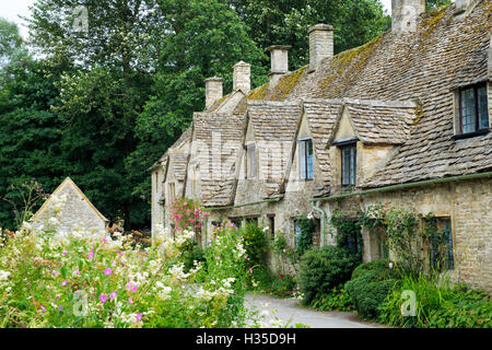 Cotswold typiques maisons du village de Bibury, les Cotswolds, Gloucestershire, England, UK Banque D'Images