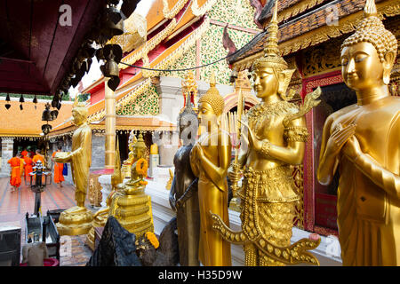 Bouddhas d'or au temple Doi Suthep, Chiang Mai, Thaïlande Banque D'Images