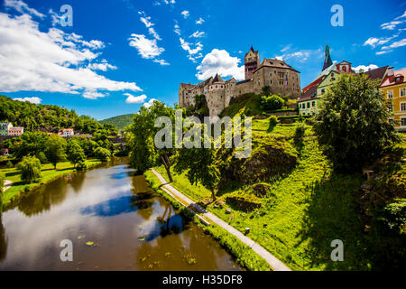 Vue sur le château de Loket dans la campagne de la Bohême de l'Ouest à l'extérieur du triangle thermal de Karlovy Vary, en Bohême, République Tchèque Banque D'Images