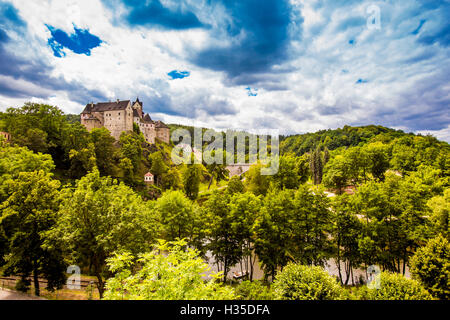 Vue sur le château de Loket dans la campagne de la Bohême de l'Ouest à l'extérieur du triangle thermal de Karlovy Vary, en Bohême, République Tchèque Banque D'Images