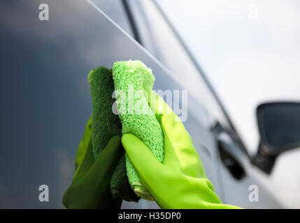 Nettoyage à la main avec un chiffon en microfibre voiture Banque D'Images