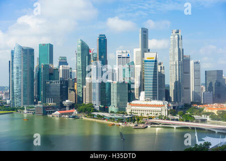 Singapour, de gratte-ciel avec l'Hôtel Fullerton et Jubilee Bridge au premier plan par Marina Bay, Singapour Banque D'Images