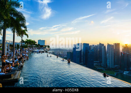 Piscine à débordement sur le toit de l'hôtel Marina Bay Sands avec des vues spectaculaires sur la ville de Singapour, Singapour, au coucher du soleil Banque D'Images