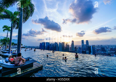 Piscine à débordement sur le toit de l'hôtel Marina Bay Sands avec des vues spectaculaires sur la ville de Singapour, Singapour Banque D'Images