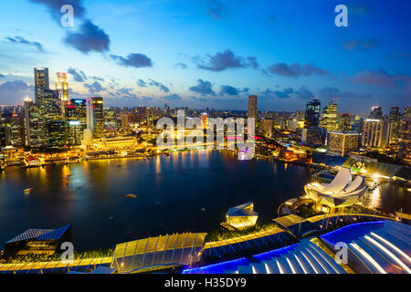 Les tours du quartier d'affaires central et à la tombée de la Marina Bay, Singapour Banque D'Images