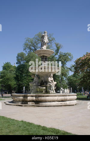 Parc Deak Ferenc ter avec voûte fontaine, Budapest, Hongrie Banque D'Images