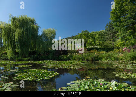 La maison de Monet derrière le Bassin aux nymphéas, Giverny, la Normandie, France Banque D'Images