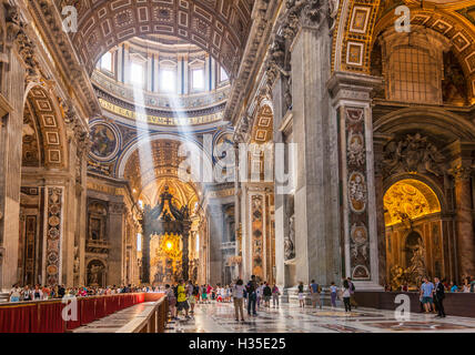 Intérieur de la Basilique Saint Pierre avec puits de lumière qui traverse le toit du dôme, Cité du Vatican, l'UNESCO, Rome, Latium, Italie Banque D'Images