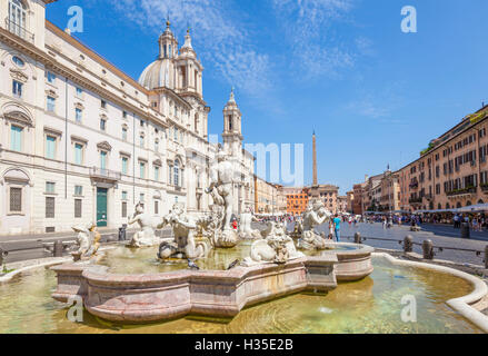 Sant'Agnese in Agone Eglise et la Fontana del Moro dans la Piazza Navona, Rome, Latium, Italie Banque D'Images