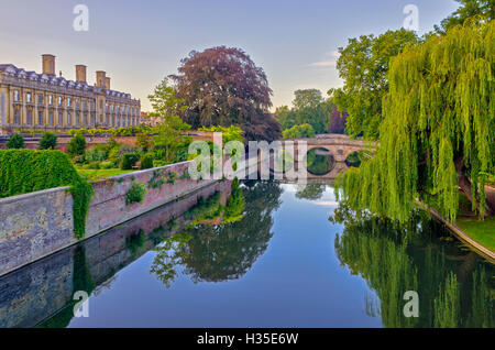 Clare et King's College des ponts sur la rivière Cam, le dos, Cambridge, Cambridgeshire, Angleterre, RU Banque D'Images