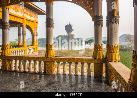 Kyauk Kalap Temple bouddhiste au milieu d'un lac au lever du soleil, un HPA, l'Etat de Kayin (Karen), le Myanmar (Birmanie) Banque D'Images