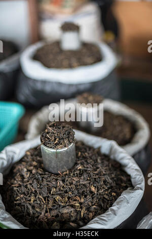 Les feuilles de thé en Hpa un marché du matin, l'Etat de Kayin (Karen), le Myanmar (Birmanie) Banque D'Images