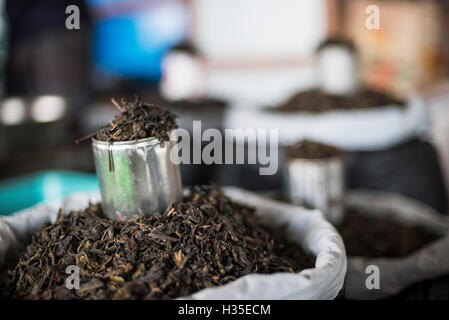 Les feuilles de thé en Hpa un marché du matin, l'Etat de Kayin (Karen), le Myanmar (Birmanie) Banque D'Images