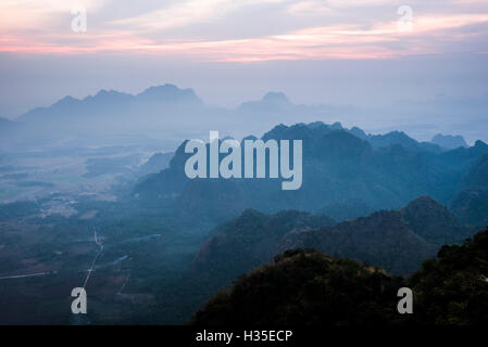 Vue depuis le mont Zwegabin au lever du soleil, HPA, un Etat de Kayin (Karen), le Myanmar (Birmanie) Banque D'Images