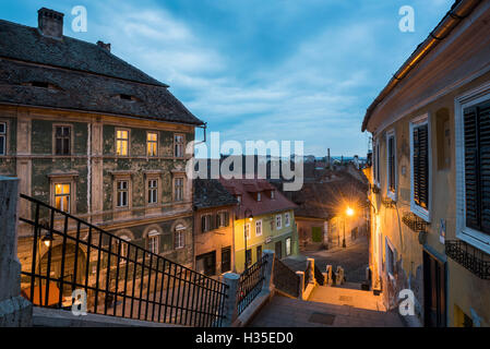 Sibiu, un 12e siècle Saxon ville de nuit, Transylvanie, Roumanie Banque D'Images