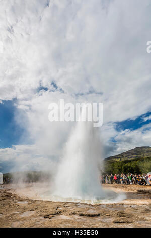 Les touristes se rassemblent pour surveiller geysir geyser (Strokker), un ressort au niveau de l'éruption, l'Islande, de Haukadalur régions polaires Banque D'Images