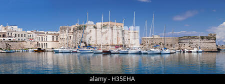 Vieille ville avec château et port de Gallipoli, Lecce, province de la péninsule Salentine, Pouilles, Italie Banque D'Images