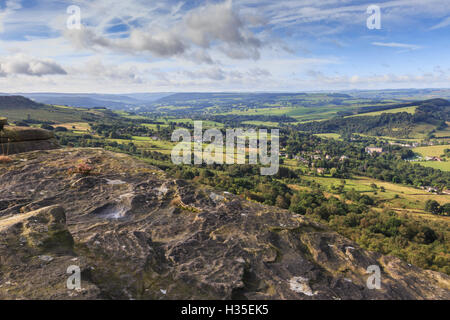 Vue vers Chatsworth de Curbar Edge, avec Calver et Curbar villages, parc national de Peak District, Derbyshire, Angleterre, RU Banque D'Images