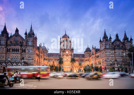 La gare Chhatrapati Shivaji Terminus (Victoria), l'UNESCO, gare ferroviaire historique. Mumbai (Bombay), Maharashtra, Inde Banque D'Images