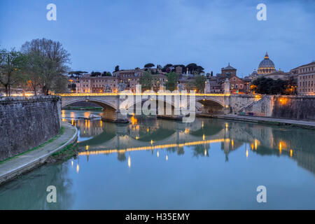 Crépuscule sur le Tibre avec Umberto I et la Basilica di San Pietro au Vatican dans l'arrière-plan, Rome, Latium, Italie Banque D'Images