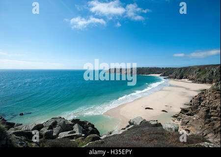 Près de Logan Rock en haut de Treen beach à Cornwall, l'extrémité ouest des îles Britanniques, Cornwall, England, UK Banque D'Images