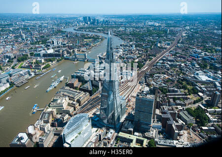 Une vue aérienne de l'Écharde de debout à 309,6 mètres de haut, le plus haut bâtiment en Europe, Londres, Angleterre, Royaume-Uni Banque D'Images